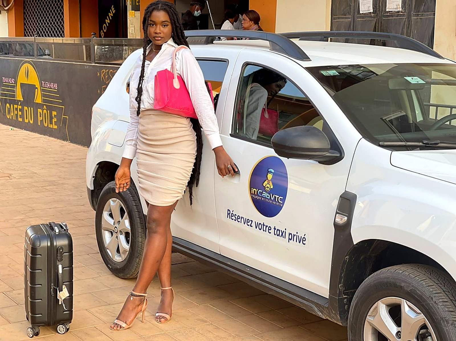 Incab VTC avec véhicule premium et passagère à Dakar